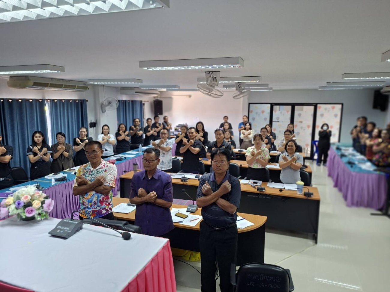 ในวันอังคารที่ 7 เมษายน พ.ศ. 2569  เวลา 09.30 น. องค์การบริหารส่วนตำบลบ้านหวาย ได้มีการประชุมประจำเดือนเมษายน 2569 โดยมีนายประดิษฐ์  ประโยชน์ลา นายกองค์การบริหารส่วนตำบลบ้านหวาย ประธานการประชุม ได้กล่าวมอบนโยบายไม่รับของขวัญ (No Gift Policy) จากการปฏิบัติหน้าที่ ประจำปีงบประมาณ พ.ศ. 2569 ให้แก่ คณะผู้บริหาร ข้าราชการ/พนักงานส่วนตำบล และพนักงานจ้าง ทุกคนในสังกัด เพื่อเป็นการปลูกจิตสำนึก สร้างวัฒนธรรมให้บุคลากรในสังกัด ในการปฏิเสธการรับของขวัญและของกำนันทุกชนิดจากการปฏิบัติหน้าที่ ทุกวาระเทศกาลและโอกาสพิเศษต่างๆ พร้อมทั้งได้ร่วมแสดงสัญลักษณ์ต่อต้านการทุจริตคอร์รัปชัน ตามนโยบายต่อต้านการทุจริตของนายกองค์การบริหารส่วนตำบลบ้านหวาย เพื่อพัฒนาองค์กร ปลอดการทุจริต” อันจะนำไปสู่การเป็นองค์กรที่มีความโปร่งใสและเป็นที่ยอมรับต่อไป